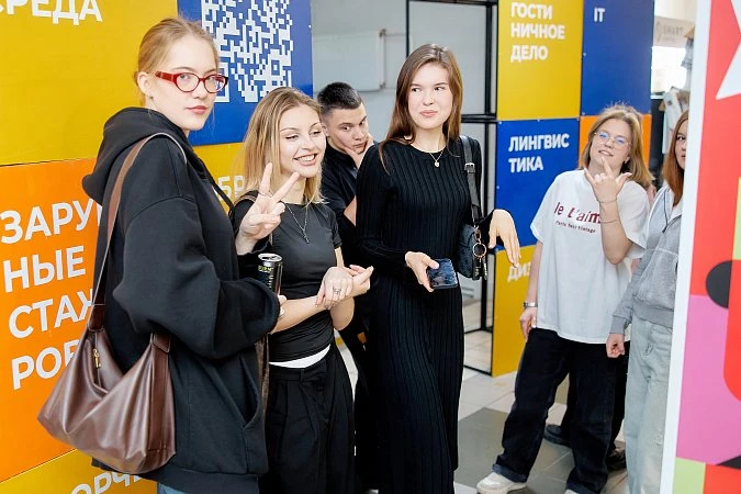 Куда поступить с обществознанием и английским языком после 11 класса