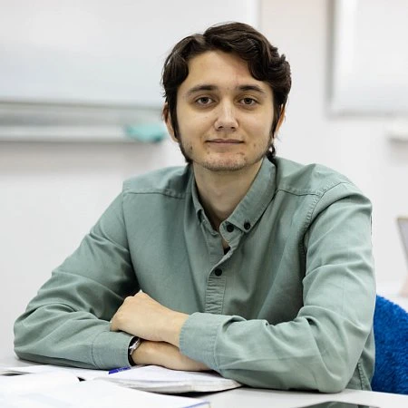 Куда поступить парню после 11 класса: современные профессии и направления