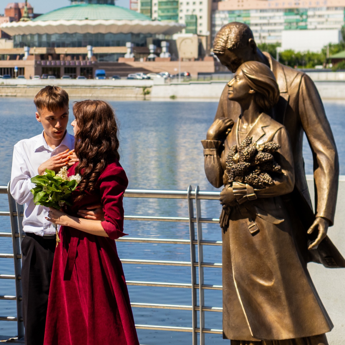 Благодаря МИДиС на Набережной появилась трогательная скульптура влюблённых