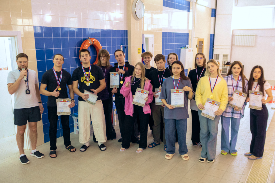 Кто победил на ежегодных соревнованиях по плаванию в МИДиС? Традиционно они проходят в канун Нового года