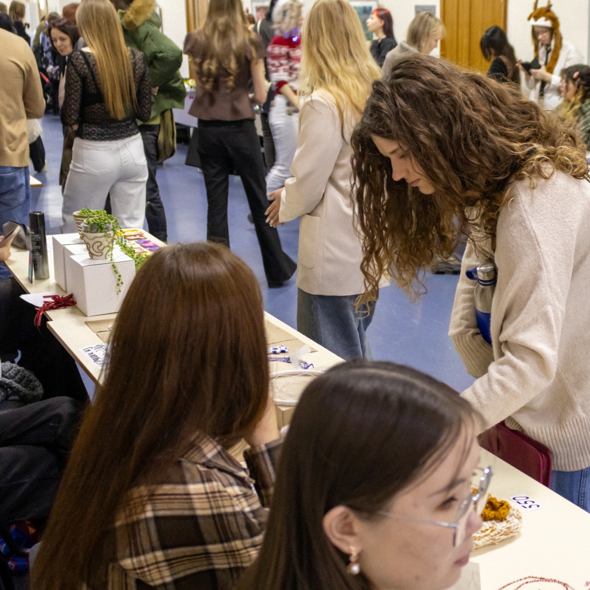 У наших дизайнеров есть потрясающая новогодняя традиция – устраивать потрясающую новогоднюю ярмарку!