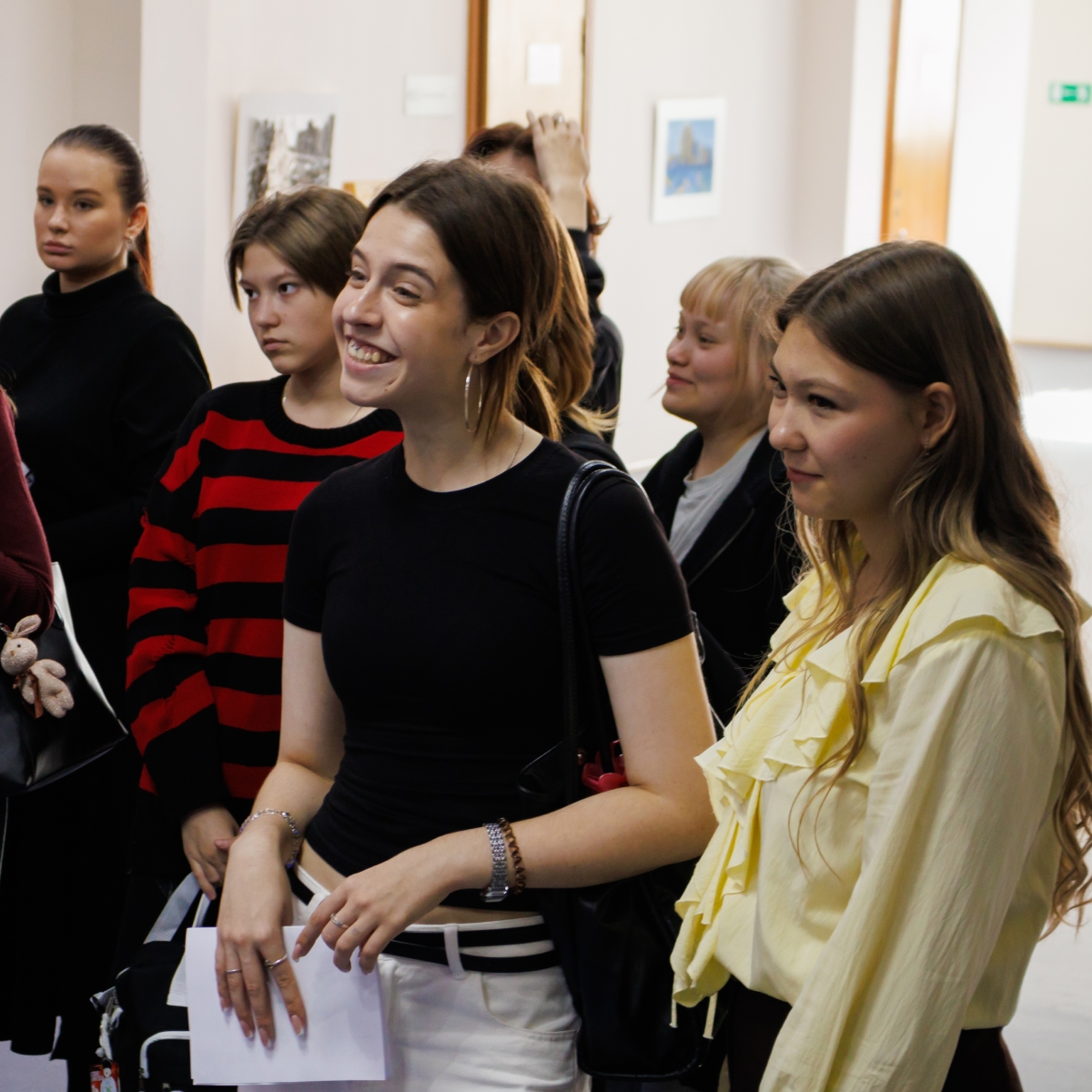 Пройдите по 2 этажу и полюбуйтесь работами!