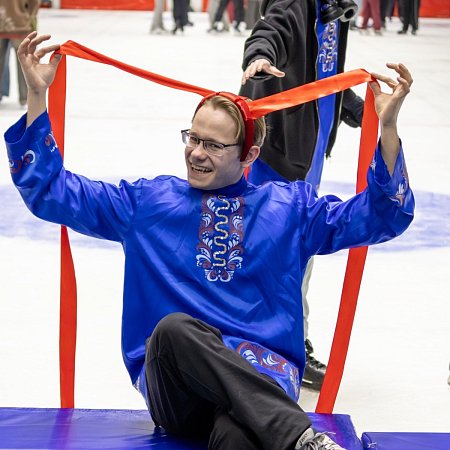 Снежный микс: 350 студентов МИДиС на льду «Уральской молнии»