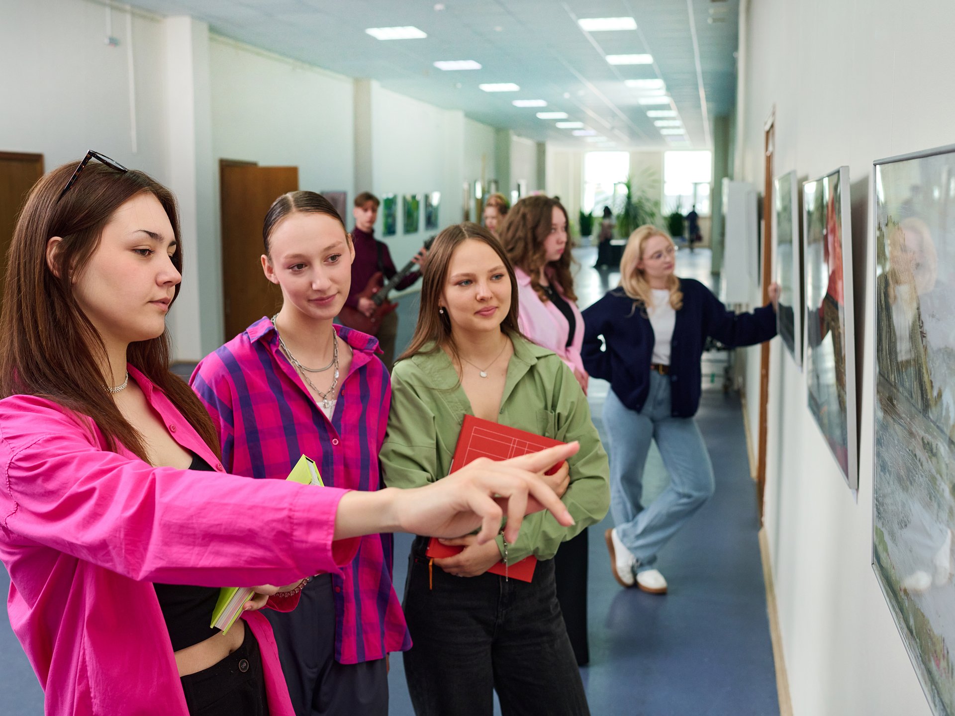 10:00 Экскурсии по институту