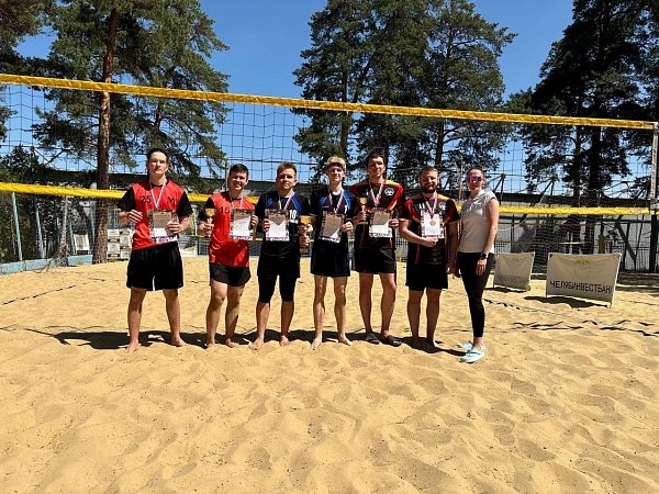 Девушки из МИДиС завоевали 1 место по пляжному волейболу, а парни – 2 место!