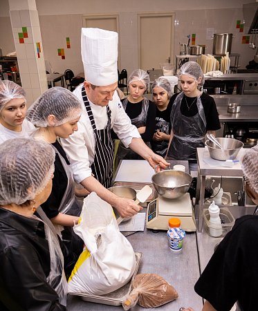 Начинаем утро со вкусного завтрака, который готовит в прямом эфире бренд-шеф МИДиС Александр Цызак