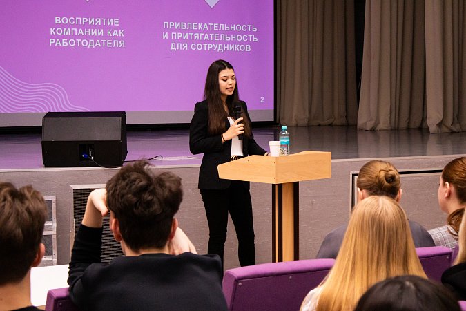 Как не бояться выступать перед публикой и донести важность идеи? Рассказываем на примере конференции «Инновации. Наука. Молодёжь»