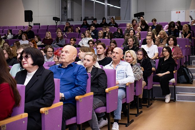 Продолжаем рассказывать про уникальную для Челябинска выставку «Рука в искусстве»