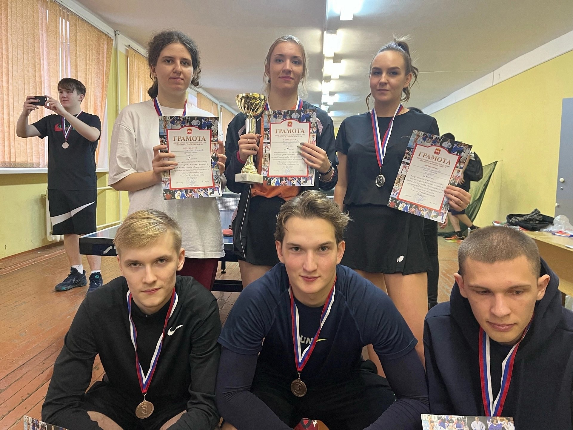 Команда МИДиС выиграла «серебро» по настольному теннису