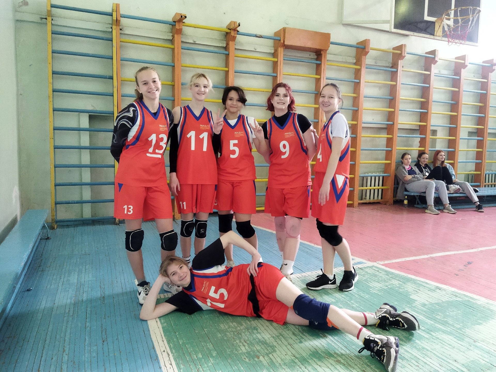 Сборная девушек МИДиС одержала две победы в соревнованиях по волейболу