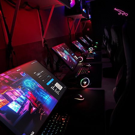 «Нет выходных, но я кайфую от работы»: выпускник МИДиС открыл компьютерный клуб PixelHub