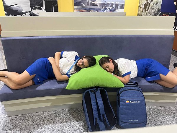 Спать в аэропорту вдвойне приятнее, если тебе за это платят