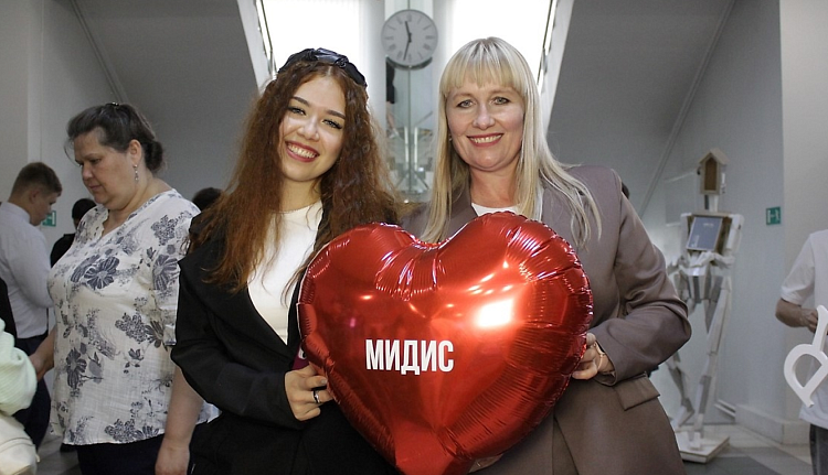 Сделал кадры в МИДиС у фотобудки 1 сентября?