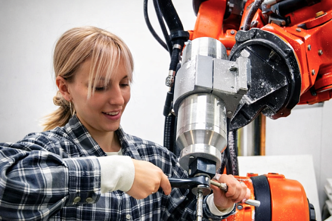 Практика и огромное желание. Именно так студентка, не умеющая программировать на роботе-манипуляторе Kuka, добилась крутых результатов в мастерской